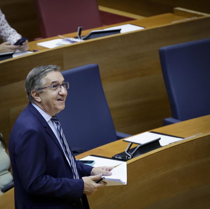 El conseller José Antonio Rovira comparece en Les Corts