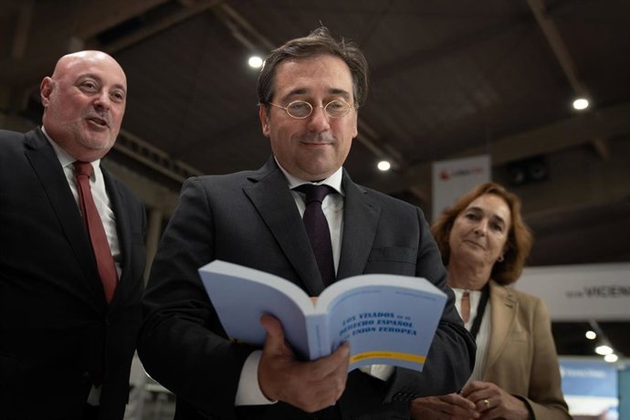 El ministro de Asuntos Exteriores, Unión Europea y Cooperación, José Manuel Albares, visita la feria Liber 2024 en Barcelona