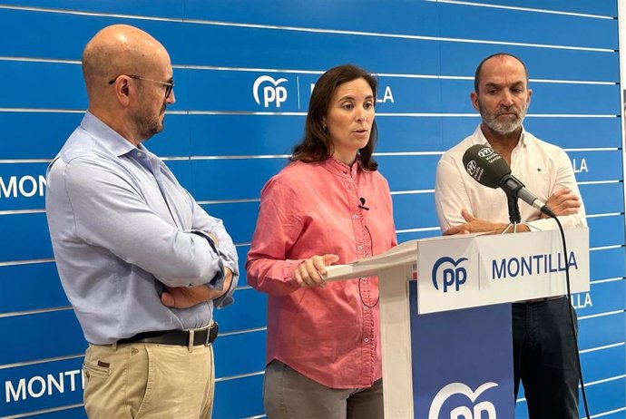 La senadora del PP por Córdoba Cristina Casanueva en la rueda de prensa en Montilla.