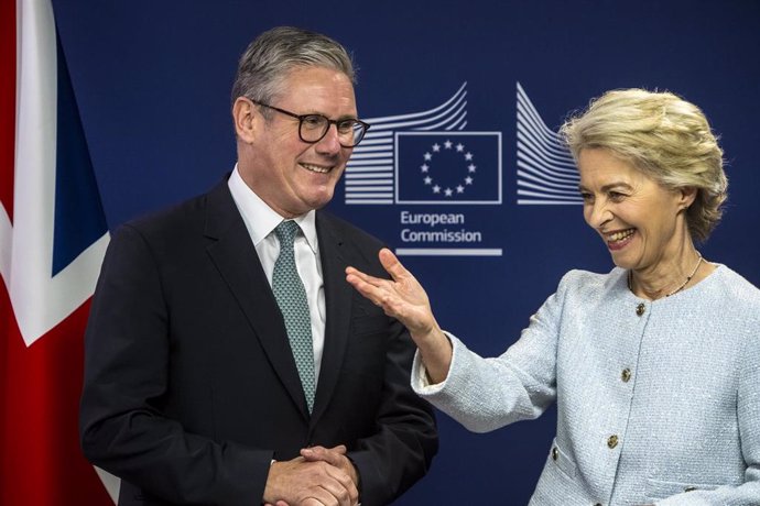 El primer ministro de Reino Unido, Keir Starmer, junto a la presidenta de la Comisión Europea, Ursula von der Leyen, durante un encuentro en Bruselas, Bélgica.