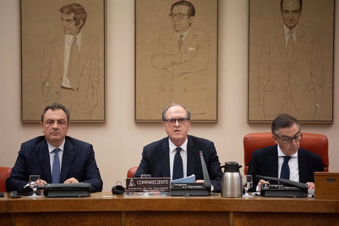 El Defensor del Pueblo, Ángel Gabilondo (c), comparece en la Comisión Mixta de relaciones con el Defensor del Pueblo, en el Congreso de los Diputados, a 2 de octubre de 2024.