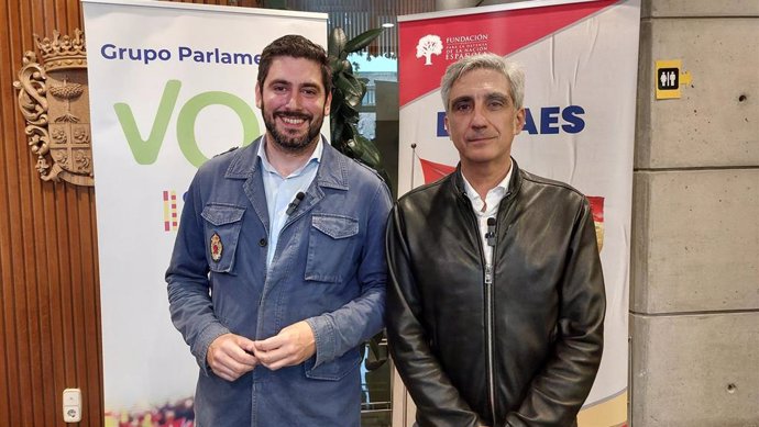 El portavoz de VOX en las Cortes de Aragón, Alejandro Nolasco, y el director de la Fundación Dnaes, Iván Vélez.