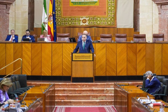 El consejero de Turismo y Andalucía Global, Arturo Bernal Bergua interviene en el pleno. A 2 de octubre de 2024, en Sevilla (Andalucía, España). Primera jornada del Pleno del Parlamento Andaluz.