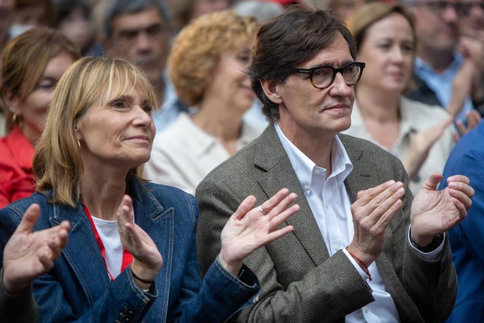 La viceprimera secretaria y portavoz del PSC , Llusa Moret, y el primer secretario y presidente de la Generalitat, Salvador Illa, durante la Festa de la Rosa del PSC, en la pineda de Gav, a 22 de septiembre de 2024