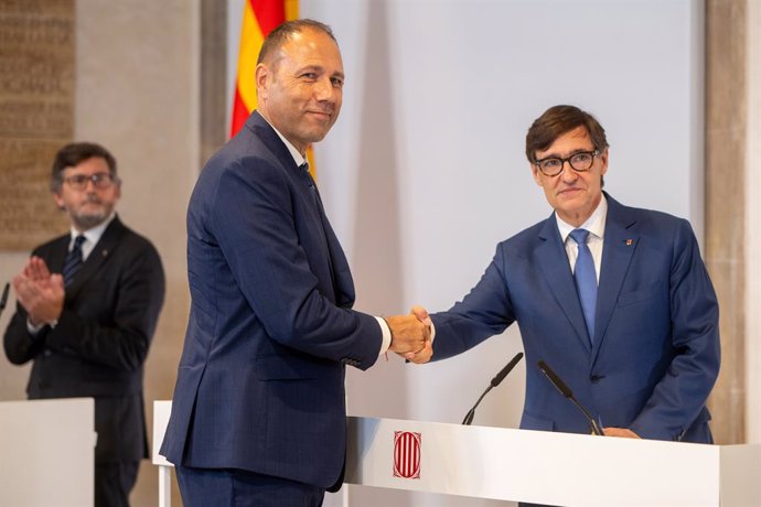 Archivo - El nuevo conseller de Deportes, Berni Álvarez (i), y el presidente de la Generalitat de Catalunya, Salvador Illa (d), durante el acto de toma de posesión del Govern catalán, en el Palau de la Generalitat, a 12 de agosto de 2024, en Barcelona, Ca