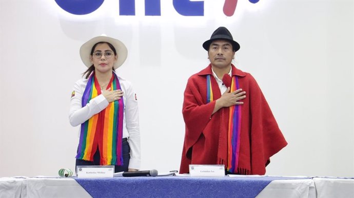 El presidente de la Conaie, Leónidas Iza, presenta su candidatura a las elecciones presidenciales de Ecuador junto a su compañera de fórmula, Katiuska Molina