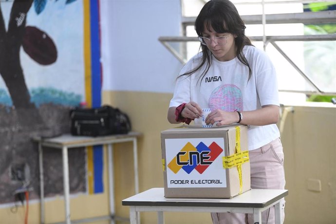 Archivo - Centro electoral en Venezuela