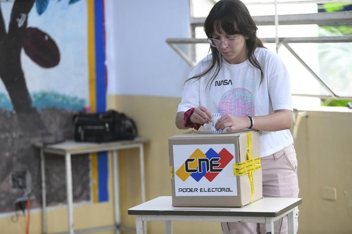 Archivo - CARACAS, July 29, 2024  -- A voter casts her ballot at a polling station during the presidential election in Caracas, Venezuela, July 28, 2024.   Venezuelans went to polling stations across the country and cast ballots on Sunday in the preside