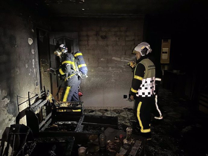 Un hombre sufre una intoxicación leve por inhalación de humo tras el incendio de su vivienda en Móstoles