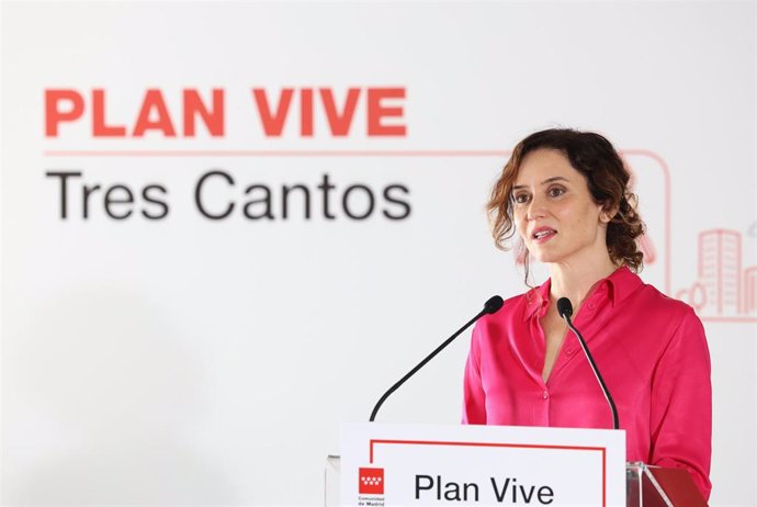 Archivo - La presidenta de la Comunidad de Madrid, Isabel Díaz Ayuso, interviene durante una visita a una nueva promoción del Plan Vive de alquiler a precio asequible en Tres Cantos, a 16 de julio de 2024, en Tres Cantos, Madrid (España). 