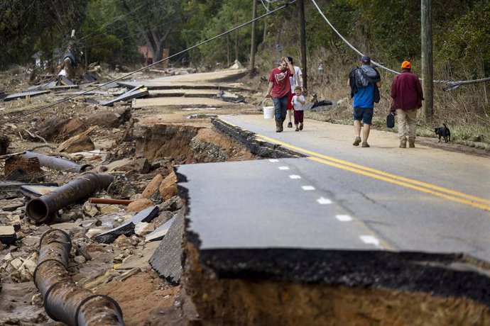 Una carretera destruïda per una inundació provocada després del pas de l'huracà 'Helene' a Carolina del Nord (EUA)