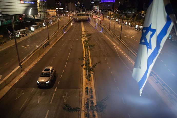 Bandera israelí en una calle en Tel Aviv