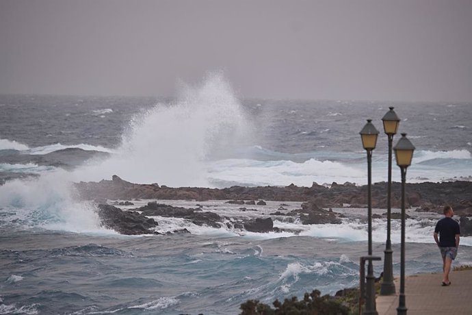 Archivo - El paseo marítimo de una playa de Fuerteventura con oleaje, a 27 de diciembre de 2022, en Fuerteventura, Las Palmas, Islas Canarias (España). El viento de hoy ha causado más de 125 incidentes, como caídas de ramas de árboles, palmeras, postes de