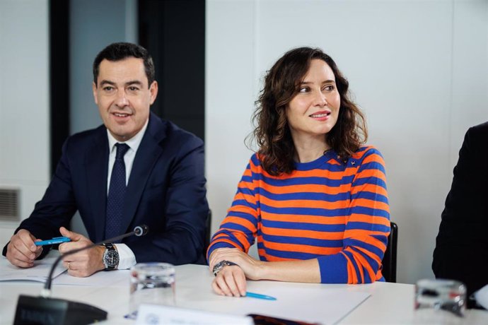 Archivo - El presidente de Andalucía, Juanma Moreno, y la presidenta de la Comunidad de Madrid, Isabel Díaz Ayuso, en una foto de archivo