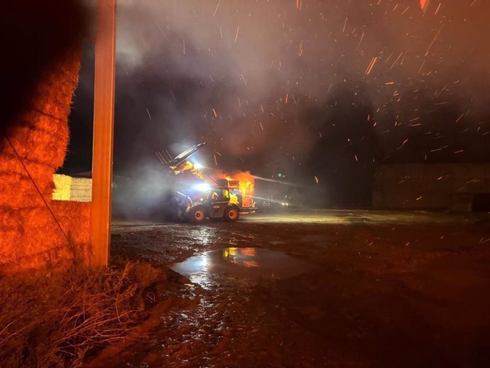 Los bomberos tratan de extinguir el incendio de unas 10.000 pacas de paja en Almuniente (Huesca)