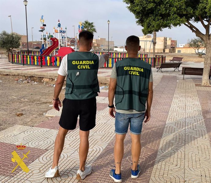 Agentes de la Guardia Civil en Roquetas de Mar (Almería), donde se ha detenido a uno de los presuntos autores de tres robos violentos