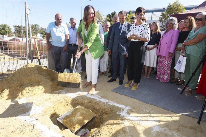 La consejera de Fomento y Articulación del Territorio de la Junta de Andalucía, Rocío Díaz, durante el acto de colocación de la primera piedra de una promoción de viviendas en Chiclana de la Frontera.
