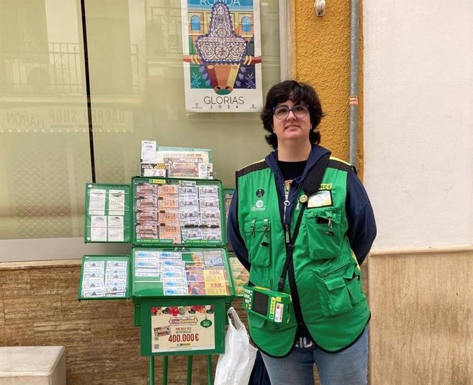 Carmen García, vendedora de la ONCE en el centro histórico de Ronda.