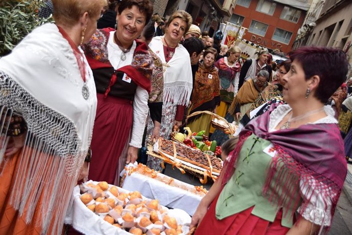 Archivo - Ofrenda, ofrenda de frutos, tradiciones, jota, bailes, cultura, sevillanas, trajes regionales, trajes tradicionales, casas regionales, alimentos, frutos, Virgen del Pilar