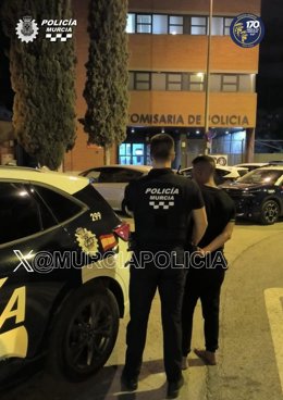 Imagen del detenido, custodiado por la Policía Local