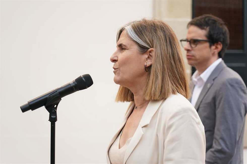Archivo - La portavoz de EH Bildu en el Parlamento vasco, Nerea Kortajarena, en el exterior del Parlamento Vasco