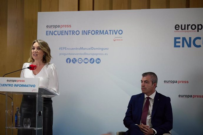 La secretaria general del PP, Cuca Gamarra, presenta al vicepresidente del Gobierno de Canarias, Manuel Domínguez, durante un Encuentro Informativo de Europa Press, en el Hotel Hyatt Regency Hesperia, a 3 de octubre de 2024, en Madrid (España).