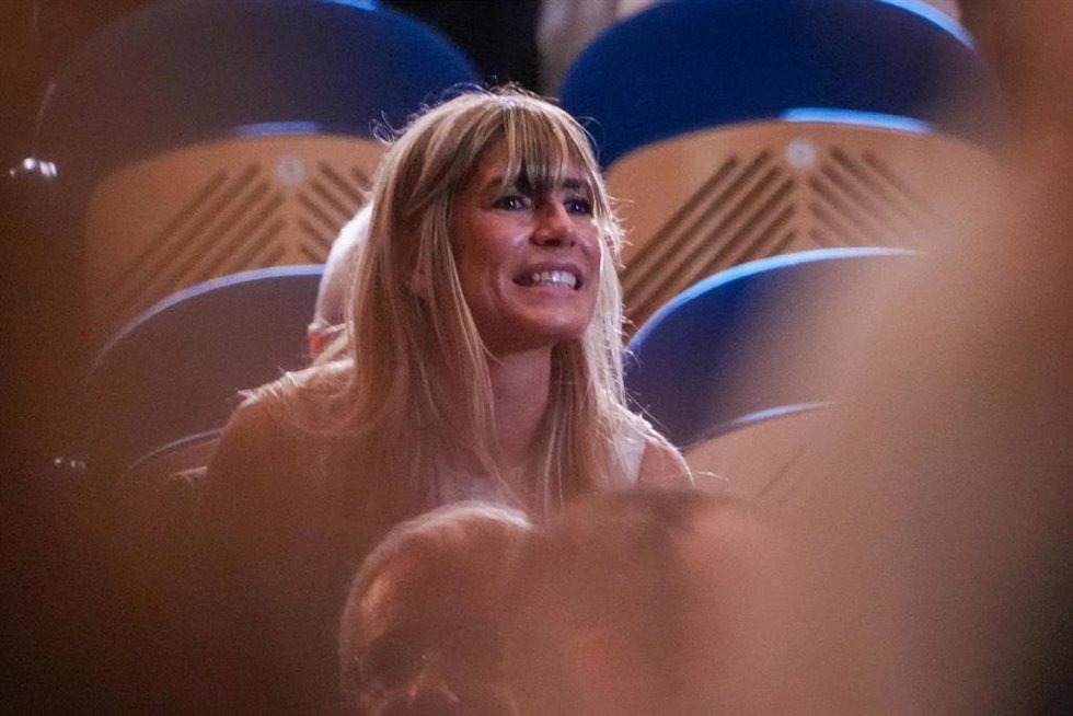 La mujer del presidente del Gobierno, Begoña Gómez, durante la entrega del Premio Donostia a Pedro Almodóvar, en el Festival de Cine de San Sebastián, a 26 de septiembre de 2024, en San Sebastián, Guipúzcoa, País Vasco (España). Almodóvar ha recogido el