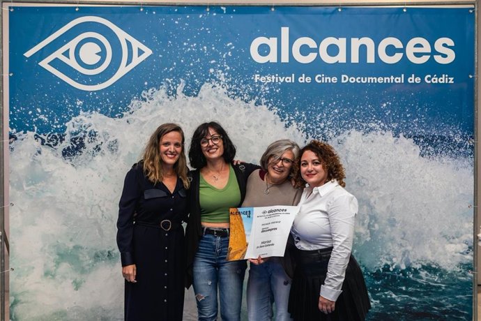 Ganadoras del Primer Premio del certamen DocuExpress junto a la teniente de alcalde y delegada de cultura del Ayuntamiento de Cádiz, Maite González.