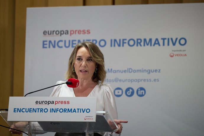 La secretaria general del PP, Cuca Gamarra, presenta al vicepresidente del Gobierno de Canarias, en un Encuentro Informativo de Europa Press, en el Hotel Hyatt Regency Hesperia, a 3 de octubre de 2024, en Madrid (España).