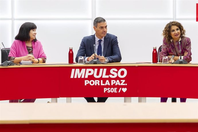 El secreterio general del PSOE, junto a la presidenta del partido, Cristina Narbona y la vicesecretaria general, María Jesús Montero, en una reunión del equipo que prepara la ponencia marco para el Congreso Federal.