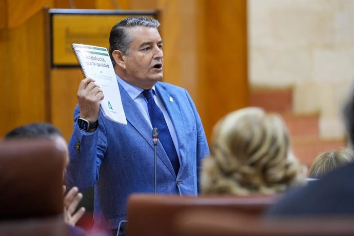 El consejero de la Presidencia, Interior, Diálogo Social y Simplificación Administrativa, Antonio Sanz, este jueves, ante el Pleno del Parlamento