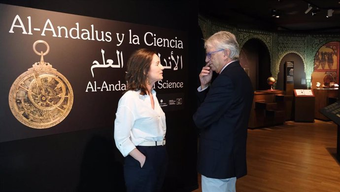 La directora gerente de El Legado Andalusí, Concha de Santa Ana, y el director del Parque de las Ciencias, Luis Alcalá