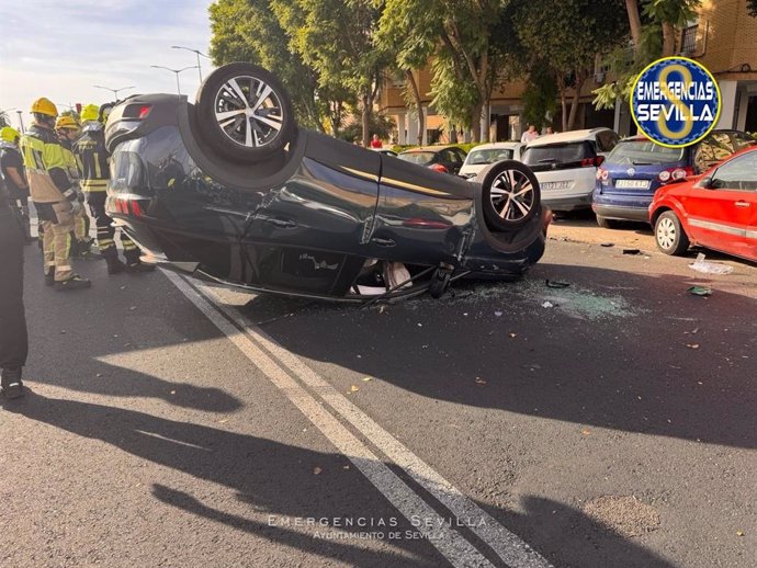 Imagen del coche volcado en la avenida José Díaz