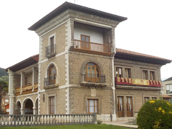 Ayuntamiento de Los Corrales de Buelna, ubicado en Palacete de los Mazarrasa