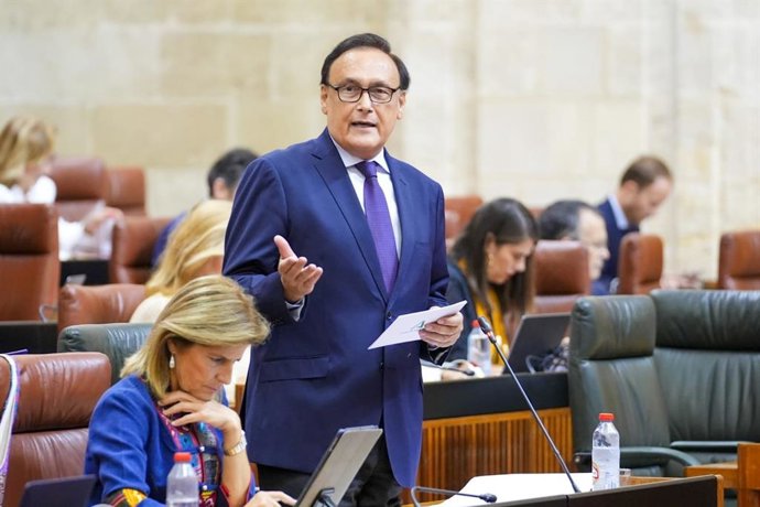 El consejero de Universidad, José Carlos Gómez Villamandos, en el pleno del Parlamento del 3 de octubre de 2024.