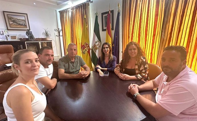 La delegada territorial de Justicia, Administración Local y Función Pública, Teresa Pardo, ha mantenido un encuentro con el alcalde, Antonio Muñoz, y otros ediles del Ayuntamiento de Moclinejo.