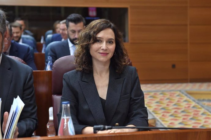 Isabel Díaz Ayuso, presidenta de la Comunidad de Madrid antes de iniciarse el Pleno en la Asamblea de Madrid