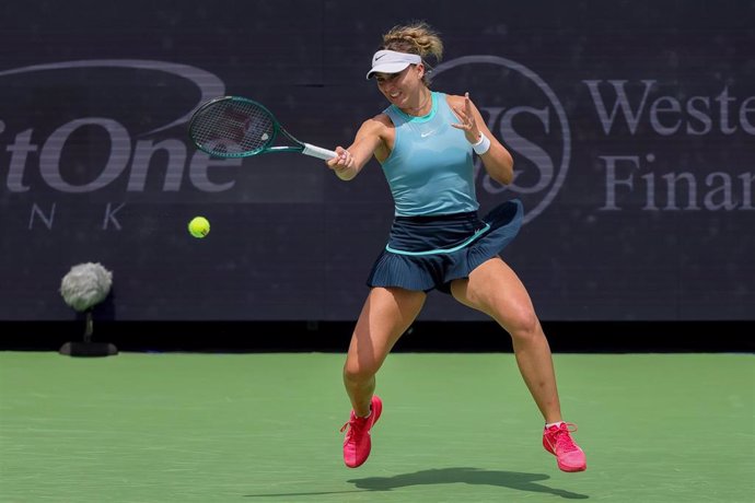 Archivo - La tenista española Paula Badosa golpea una pelota durante un torneo