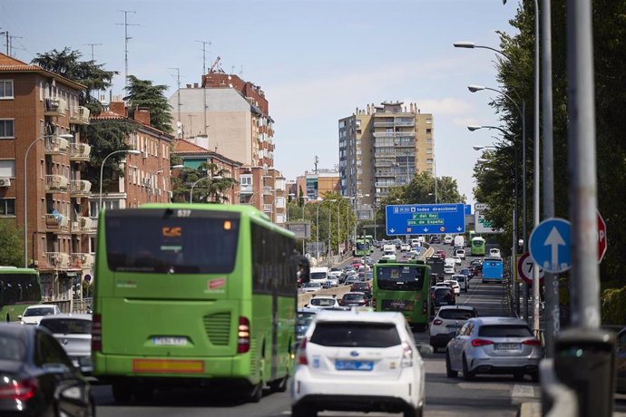 Decenas de coches en la A-5