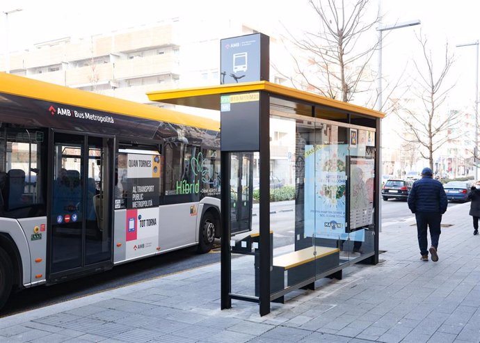 Archivo - Una parada de autobús del área metropolitana de Barcelona.