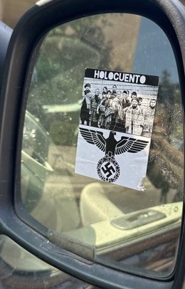 El coche de Mónica García es vandalizado con pegatinas nazis