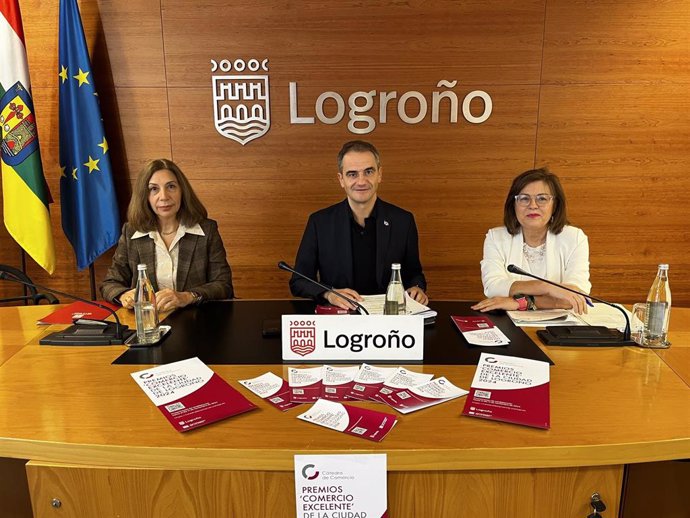 El concejal de Promoción de la Ciudad, Miguel Sainz; la vicerrectora de Responsabilidad Social Corporativa de la UR Fabiola Portillo; y la directora de la Cátedra Extraordinaria de Comercio, Cristina Olarte, presentan Premios Comercio Excelente