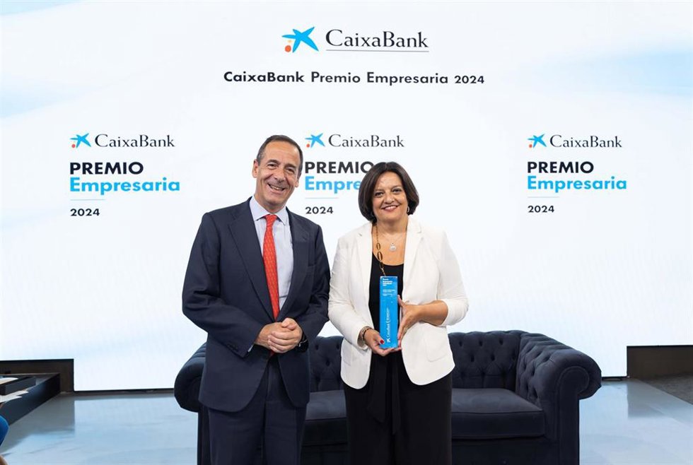 El consejero delegado de CaixaBank, Gonzalo Gortázar, y la ceo de Frit Ravich, Judith Viader, ganadora CaixaBank Premio Empresaria 2024.