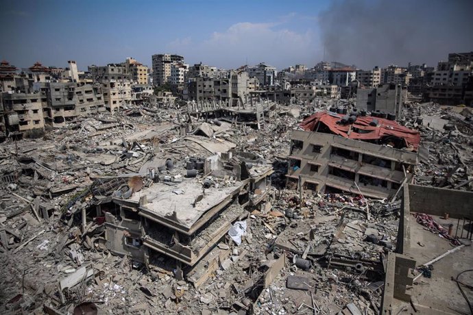 Archivo - Edificios destruidos en los alrededores del Hospital Al Shifa, situado en la ciudad de Gaza y el más grande de la Franja, tras semanas de ofensiva por parte del Ejército de Israel (archivo)