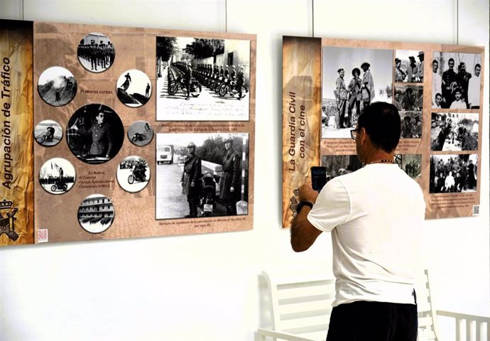 Visitante a la exposición de fotografía histórica de la Guardia Civil