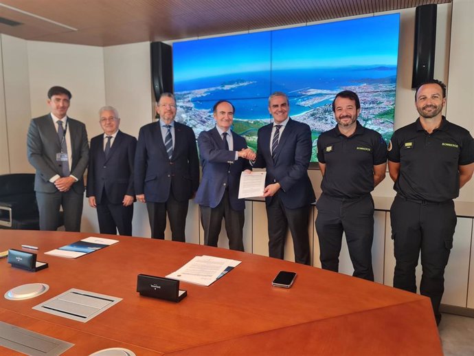 El presidente de la Autoridad Portuaria de la Bahía de Algeciras (APBA), Gerardo Landaluce, y el presidente del Consorcio de Bomberos de la Provincia de Cádiz, José Ortiz, tras renovar su convenio de colaboración.