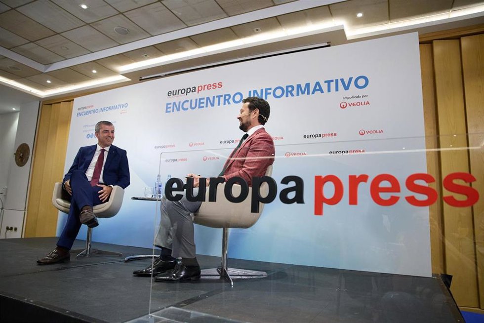 El vicepresidente del Gobierno de Canarias, Manuel Domínguez (i) y el delegado de Europa Press en Canarias, Ignacio Afonso (d), durante un Encuentro Informativo de Europa Press, en el Hotel Hyatt Regency Hesperia, a 3 de octubre de 2024, en Madrid (Espa