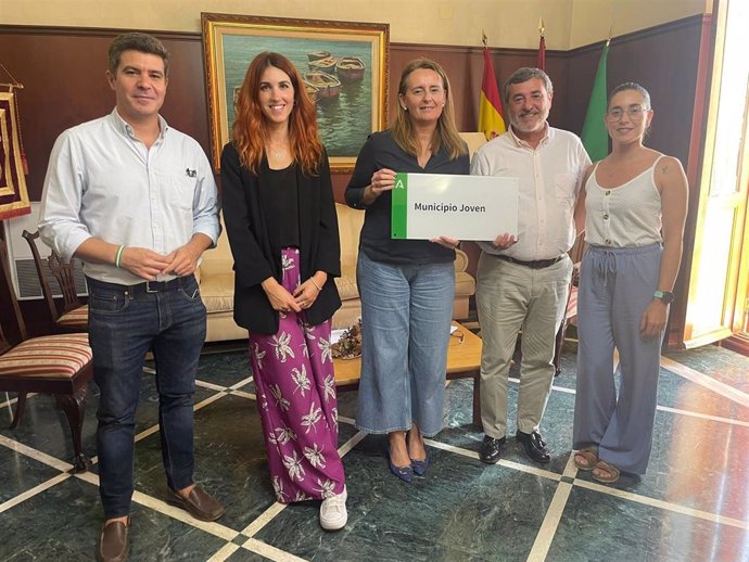 Alfonso Candón con la alcaldesa de Puerto Real en la entrega de la placa como Municipio Joven.