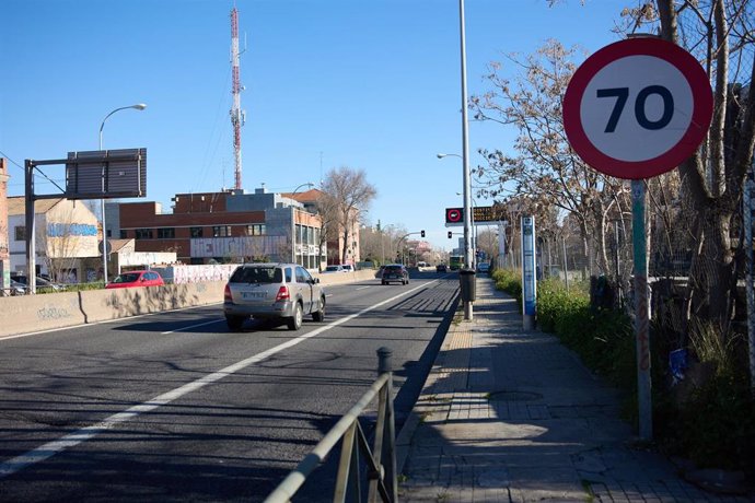 Archivo - Un coche en la A-5 a la altura de la Avenida de los Poblados