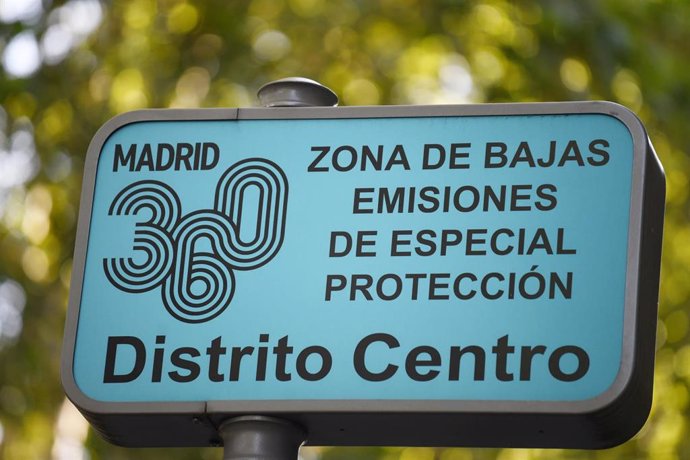 Un cartel indica la zona de bajas emisiones 360 del Distrito Centro